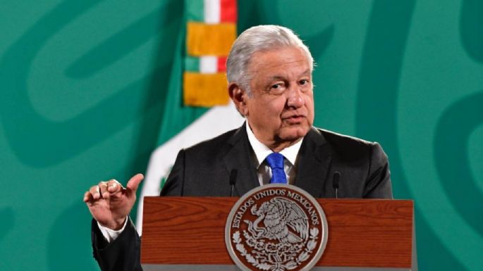 AMLO presume nuevo libro con poema de Rubén Darío "La Calumnia", dedicado a la prensa