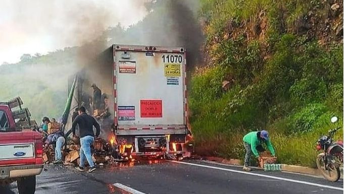 Saquean tráiler incendiado en Veracruz; iba cargado de cervezas