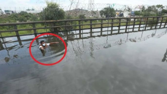 Apodan “hombre socavón” a joven que alertaba de un bache profundo