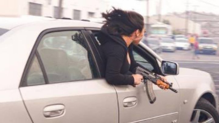 Una mujer exhibe una AK-47 desde un Cadillac en una carrera ilegal en San Francisco