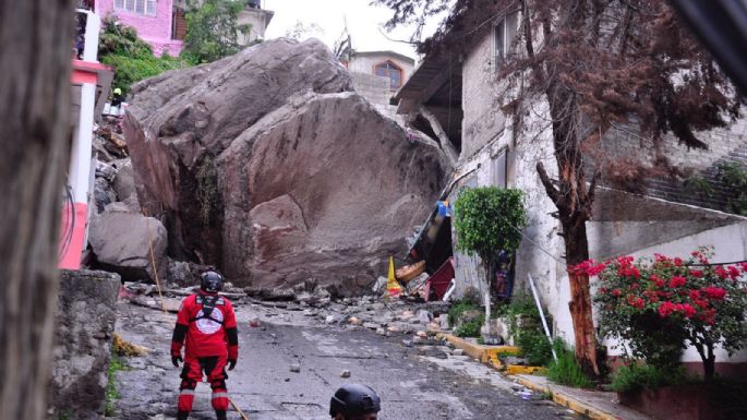 Del Mazo va al Chiquihuite y ordena el desalojo de 80 casas; buscan a 10 desaparecidos