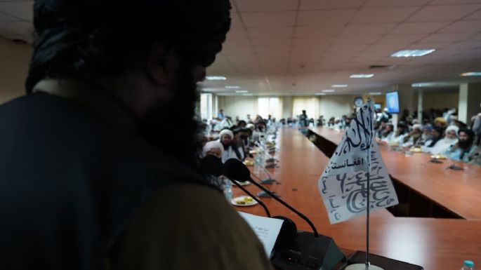 Los talibán oficializan segregación por sexos en universidades para cumplir "principios del islam"