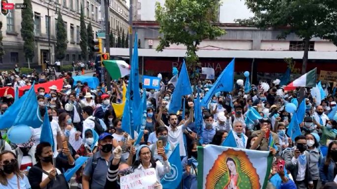 Integrantes del FNF protestan frente a la Corte contra la despenalización el aborto