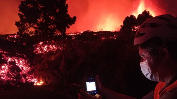 Lava del volcán Cumbre Vieja continúa su camino; provoca destrucción y evacuación en Canarias