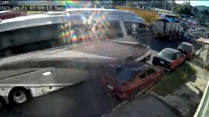 Captan cómo autobús turístico embiste automóviles y provoca tres muertes en Xalapa
