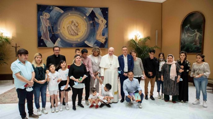 Papa recibe a 14 cristianos que huyeron de Afganistán tras ser denunciados ante los talibán