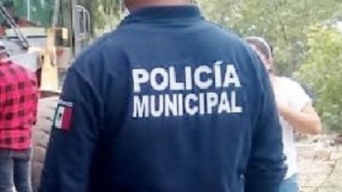 Muestran a policía de Ixmiquilpan posando con una mujer semidesnuda en una patrulla