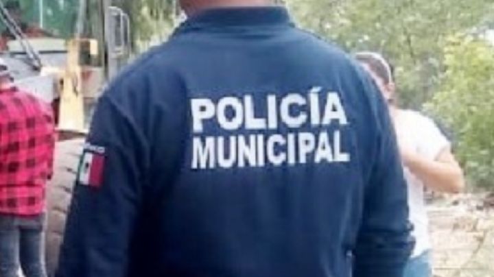 Muestran a policía de Ixmiquilpan posando con una mujer semidesnuda en una patrulla