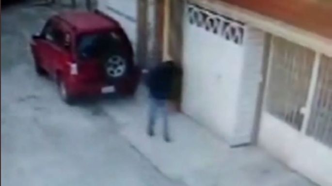 Graban en video a sujeto que colocó un explosivo en una casa en Puebla