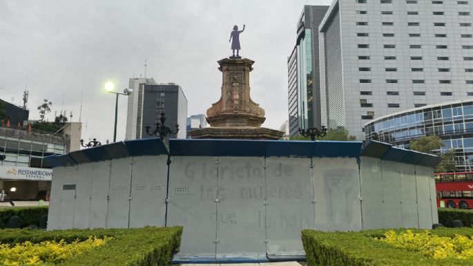 Pintas feministas en Glorieta de Colón son borradas; acusan al gobierno de Sheinbaum