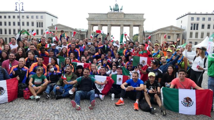 Maratonistas mexicanos cantaron el "Cielito lindo" en la Puerta de Brandeburgo
