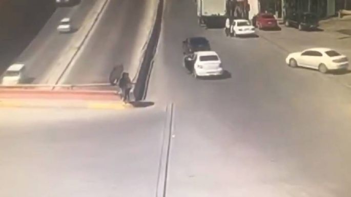 Mujer salta de un auto en movimiento y frena su secuestro; la policía detiene a tres (Video)