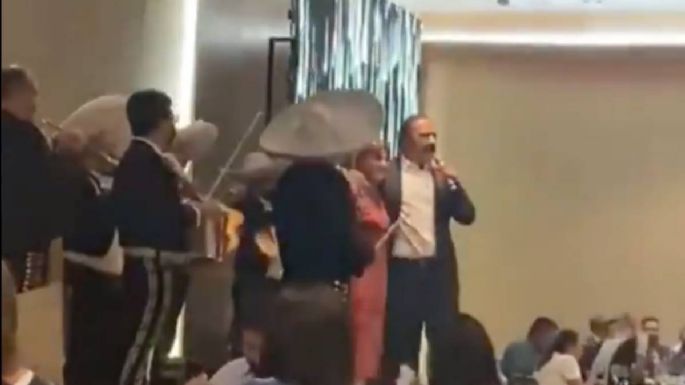 Exhiben al secretario de Salud de Nuevo León sin cubrebocas y cantando en una fiesta (Video)