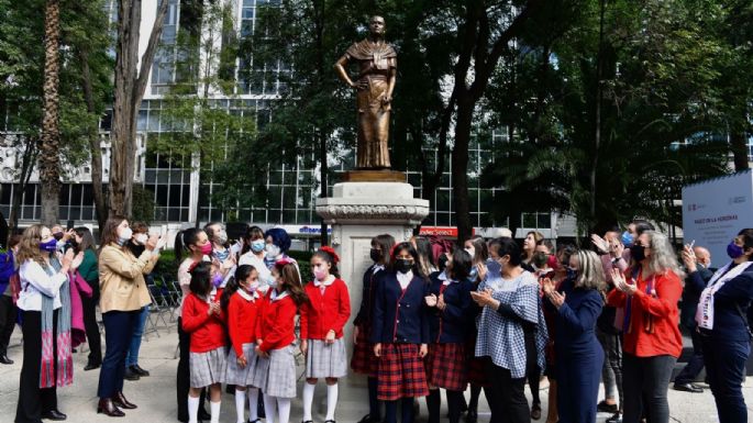 Sheinbaum devela estatuas de cuatro mujeres en el Paseo de las Heroínas