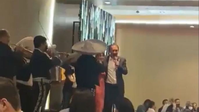 Secretario de Salud de NL se esconde de reporteros tras cantar sin cubrebocas en una reunión