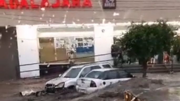 Lluvia arrasa en Ecatepec: "ríos" en avenidas se llevan autos, comercios, mobiliario...