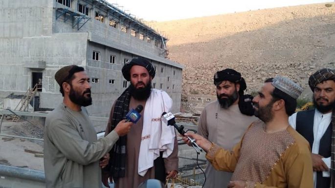 Los talibán prohíben salir de Afganistán hasta que haya gobierno