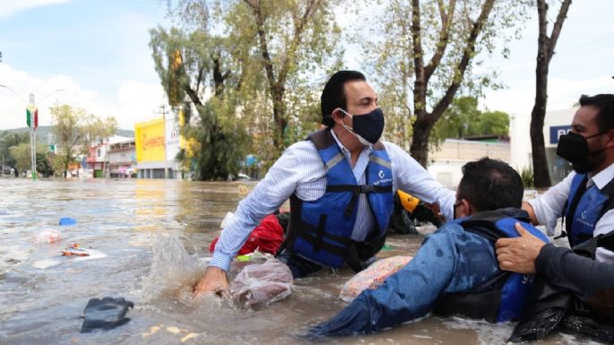 Lancha en que viajaba Omar Fayad se hunde durante recorrido por inundaciones de Tula