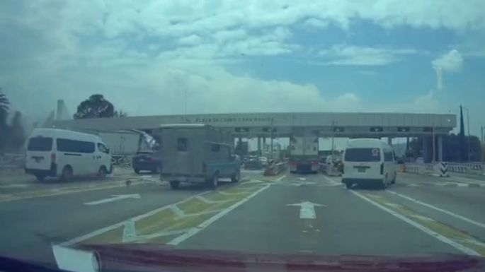 Captan en videos el choque de un tráiler contra caseta y autos en la México-Puebla