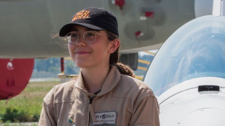 Hace escala en Veracruz la piloto de 19 años Zara Rutherford, quien busca el récord Guinness