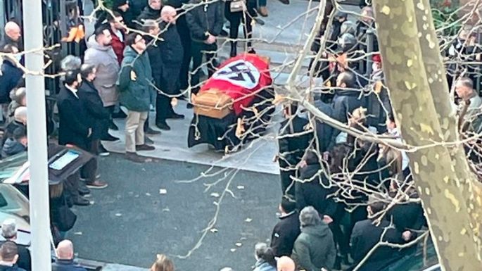 Indignación en Italia por un funeral con una bandera nazi y saludos fascistas