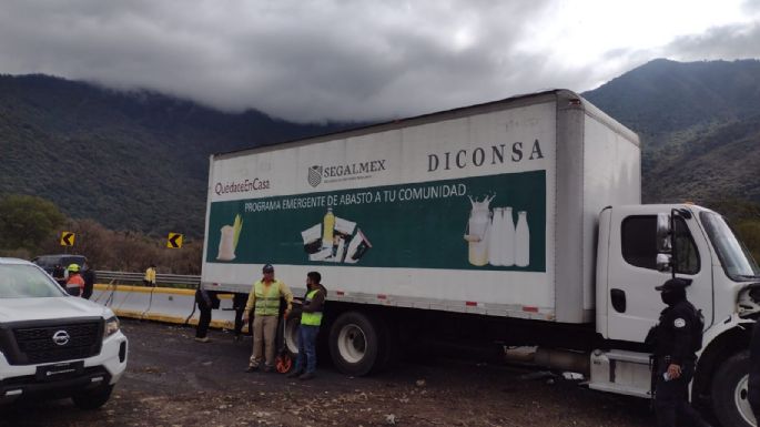 Camión con logos de Diconsa se accidenta en Veracruz; venían 38 migrantes a bordo