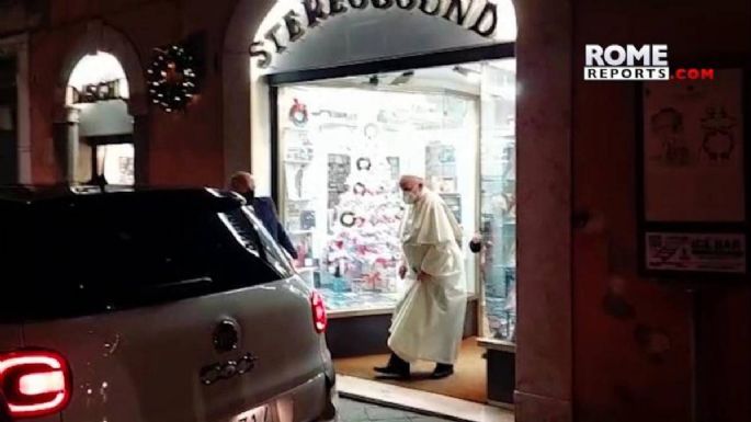 El Papa Francisco visita una tienda de discos en Roma y le regalan un disco