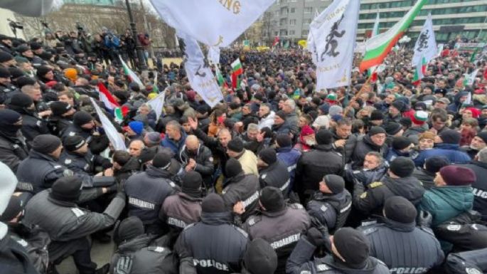 Policías y manifestantes antivacunas se enfrentan en Bulgaria