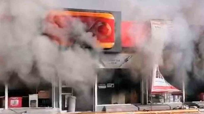 Crimen organizado quema ocho vehículos y una tienda en Ciudad Juárez