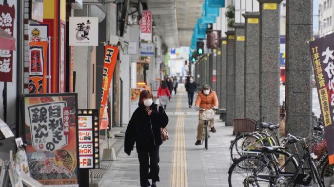 Japón flexibiliza medidas covid para viajeros de China