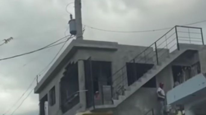 Usan poste de luz como columna en una casa de República Dominicana