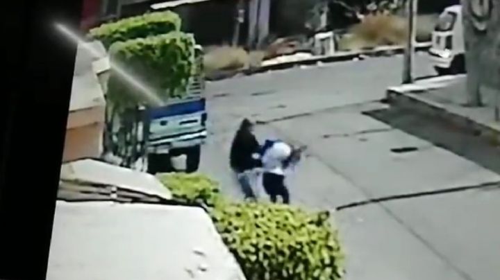 Captan en video momento en que una mujer es golpeada y asaltada en Ecatepec