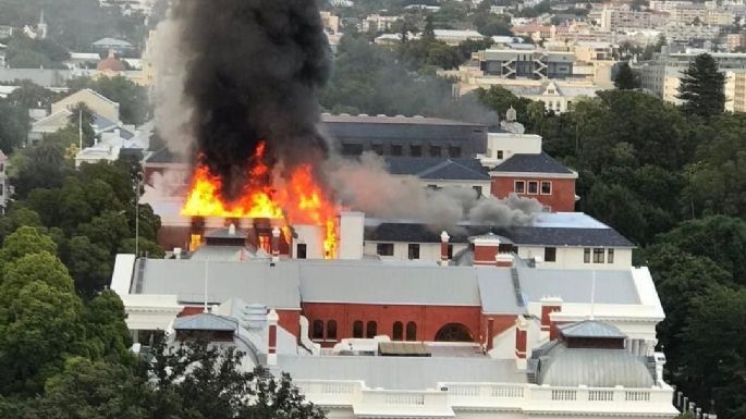 Incendio en el Parlamento de Sudáfrica sigue fuera de control