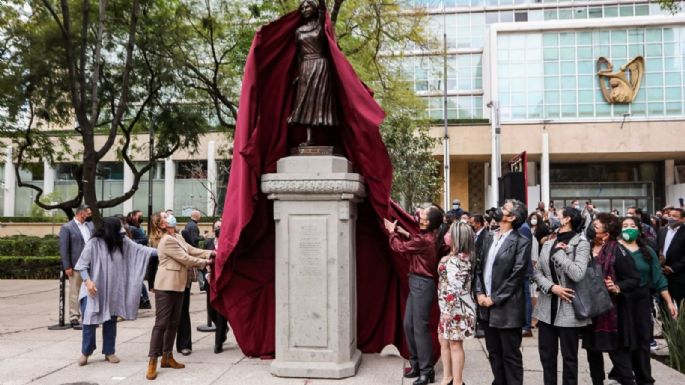 Cuatro esculturas más fueron develadas en el "Paseo de las Heroínas" en Reforma