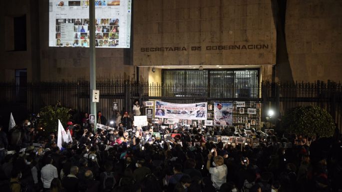 Periodistas tapizan Segob con rostros de colegas asesinados; autoridades callan