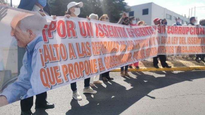 Protestan trabajadores y pensionados del Edomex por desabasto de medicamentos