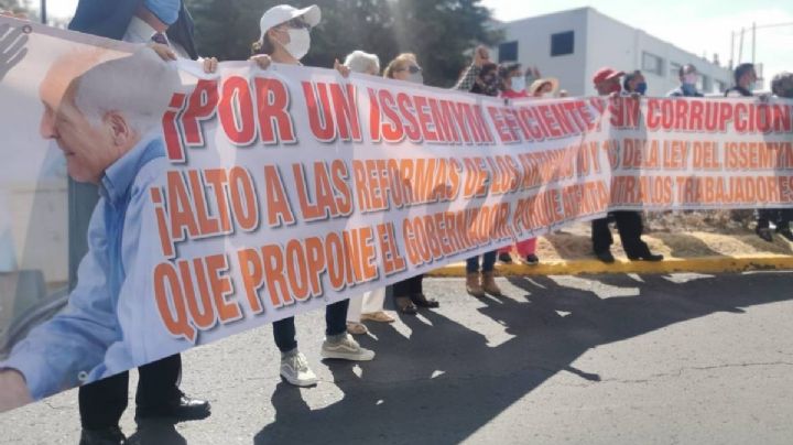 Protestan trabajadores y pensionados del Edomex por desabasto de medicamentos