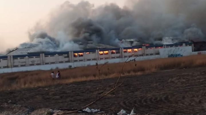 Aparatoso incendio consume bodega en Chalco sobre la carretera México-Cuautla