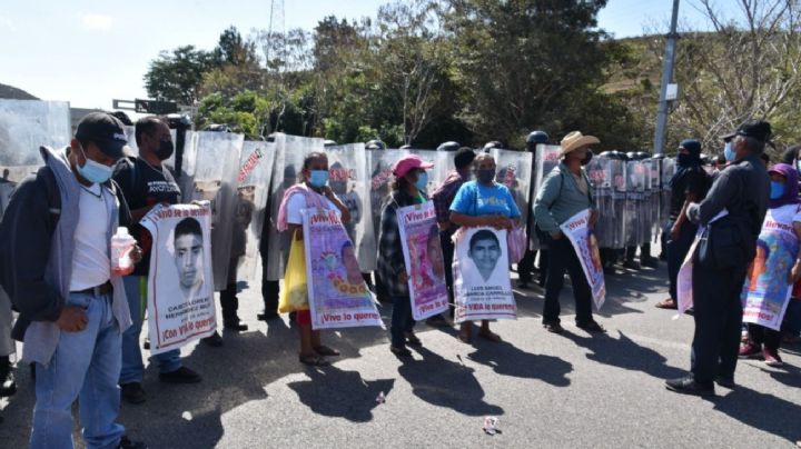 Guardia Nacional frena a normalistas de Ayotzinapa que pretendían tomar caseta