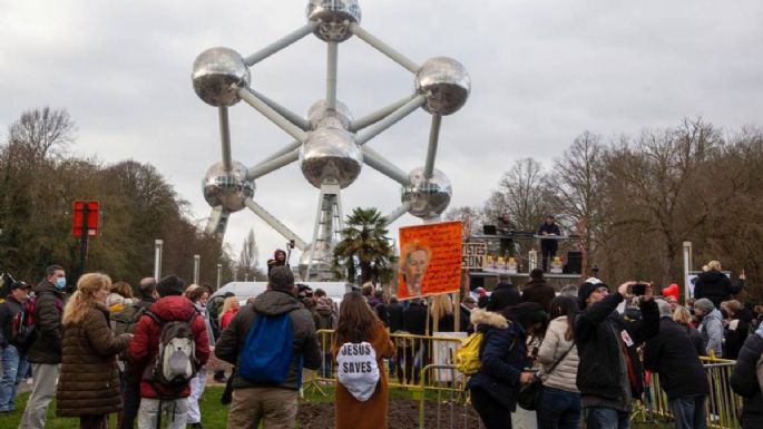 Miles de manifestantes piden la dimisión del gobierno belga por las restricciones por el coronavirus