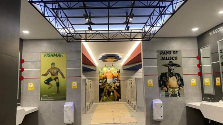 Desde luchadores hasta emblemas de la CDMX; así son los baños del Aeropuerto Felipe Ángeles