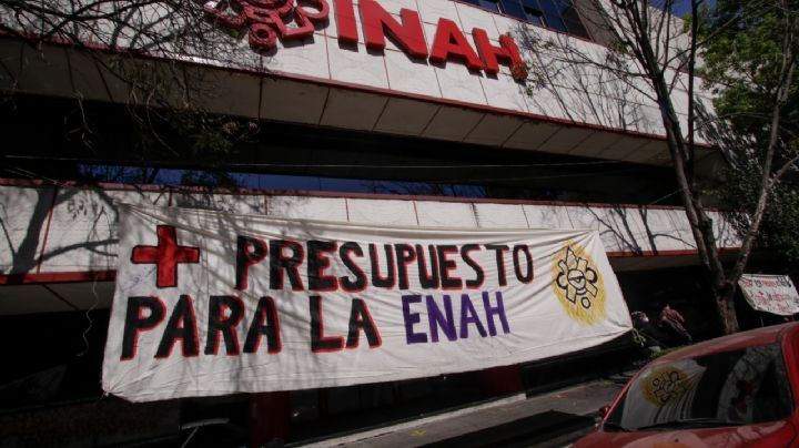 Frente al INAH, estudiantes y docentes de la ENAH exigen más presupuesto