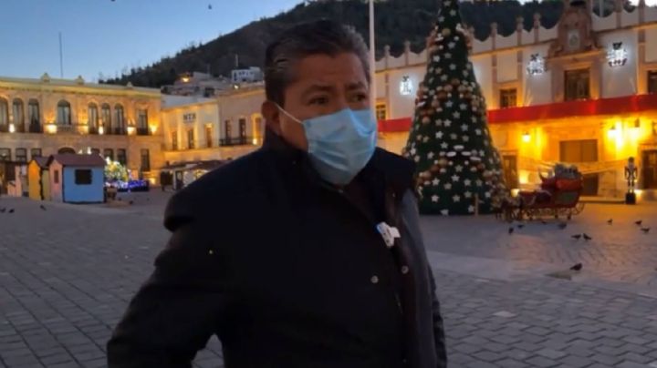 Dejan una camioneta con cadáveres al pie de árbol navideño frente a Palacio de Gobierno de Zacatecas