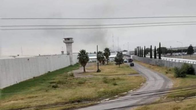 Deja 21 lesionados riña en penal de Apodaca; cae portón sobre un camarógrafo y un fotógrafo