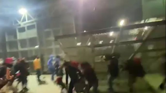 Deja 21 lesionados riña en penal de Apodaca; cae portón sobre un camarógrafo y un fotógrafo