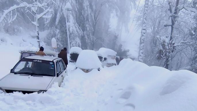 Más de 20 muertos y miles de afectados por una fuerte nevada en Pakistán