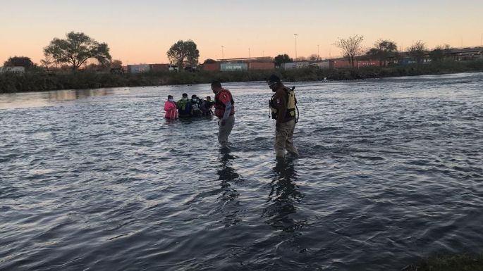 Dos mujeres y cuatro niños fueron rescatados mientras intentaron cruzar el Río Bravo