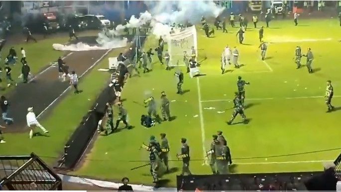 Al menos 129 personas mueren tras disturbios en un estadio de futbol en Indonesia (Video)