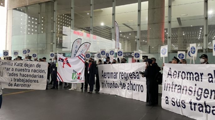Pilotos y sobrecargos de Aeromar protestan en el AICM y exigen pago de salarios