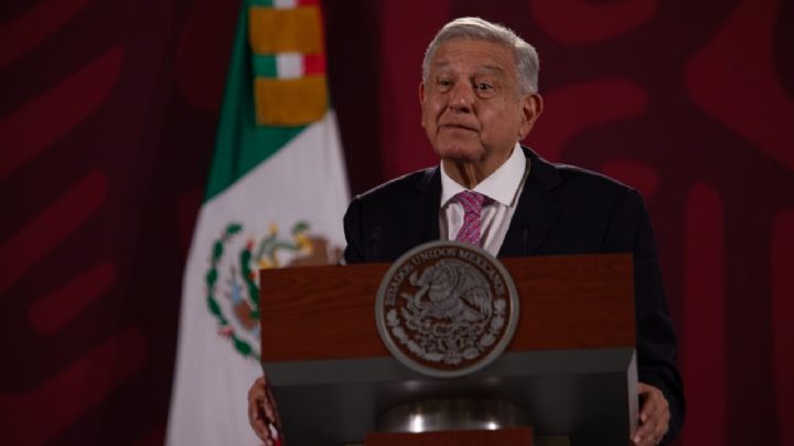 AMLO se burla de alianza de Claudio X. González y le cambia el nombre
